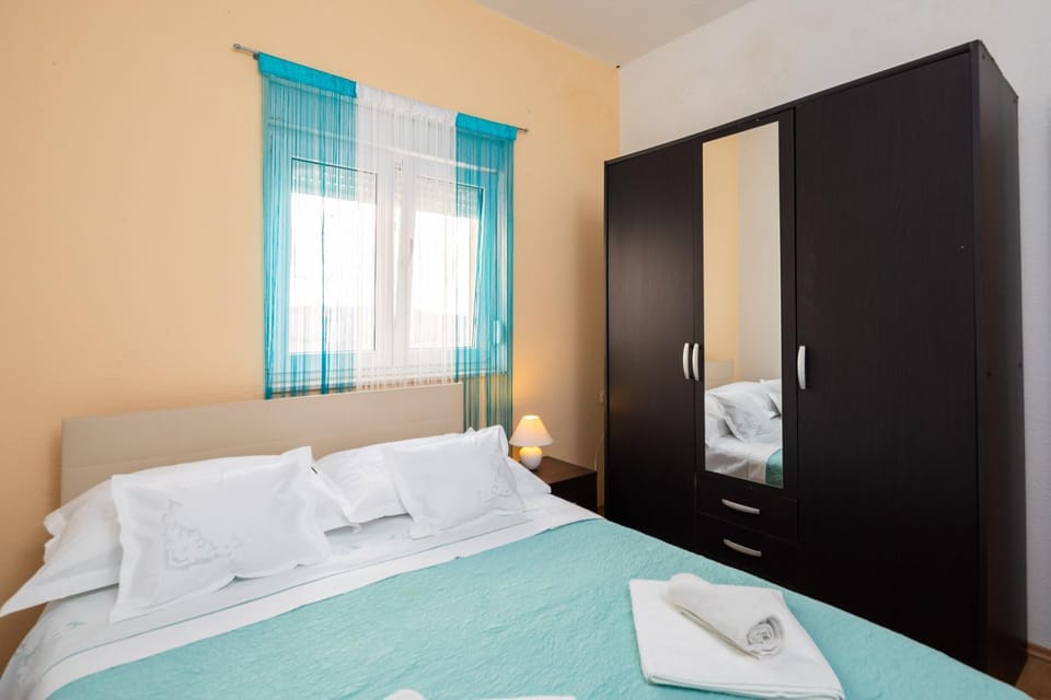 Bed, TV and multimedia, Photo of the whole room, Bedroom