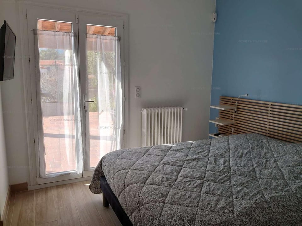 Bed, TV and multimedia, Photo of the whole room, Bedroom, air conditioner