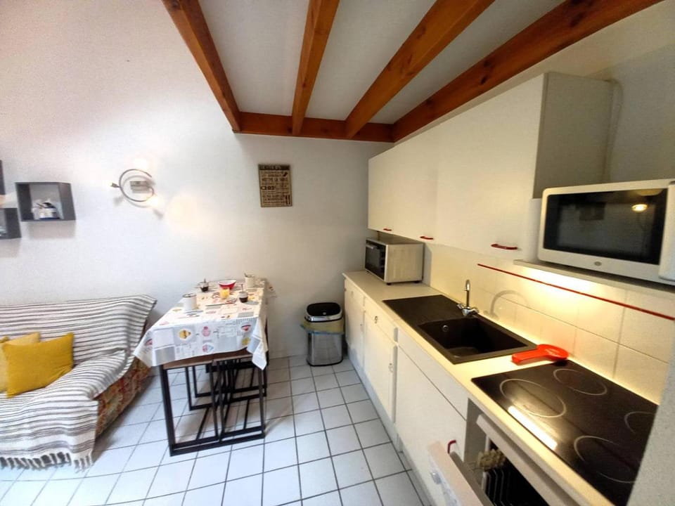Kitchen or kitchenette, Dining area, dishwasher, oven, stove