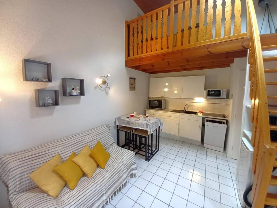 Kitchen or kitchenette, Living room, Seating area, Dining area, oven, stove