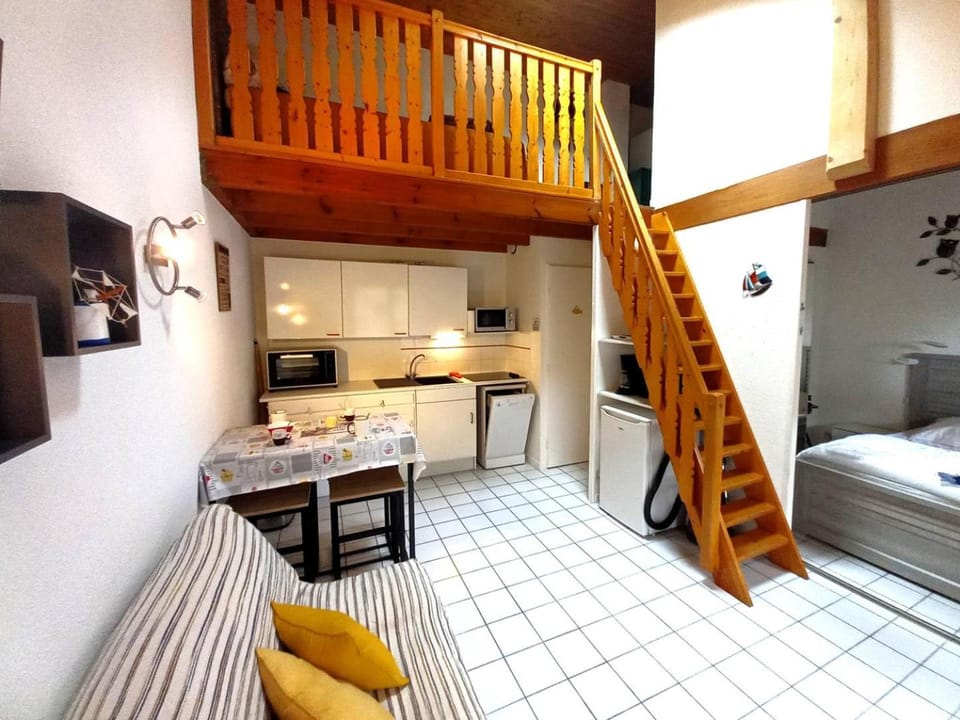 Bed, Kitchen or kitchenette, Dining area, Bedroom, dishwasher, oven, stove