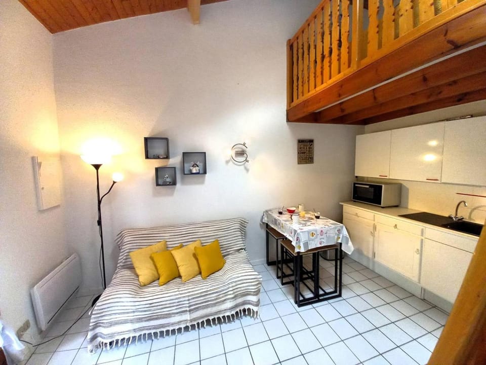 Kitchen or kitchenette, Living room, Seating area, Dining area, stove