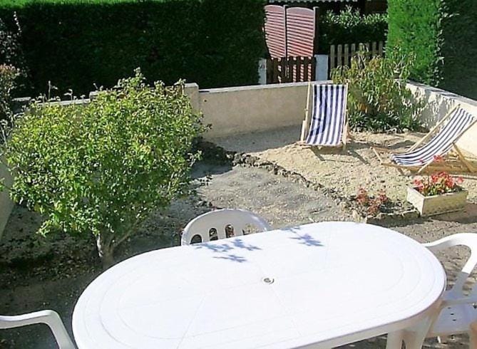 Patio, Day, Garden, Dining area, Garden view