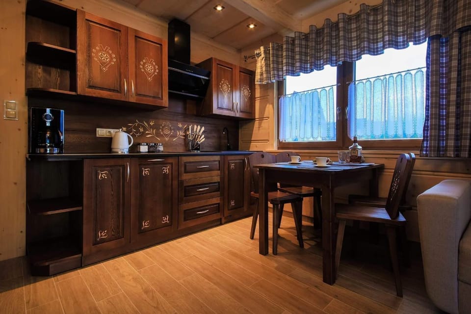 Kitchen or kitchenette, Dining area, minibar, oven, pet friendly, stove
