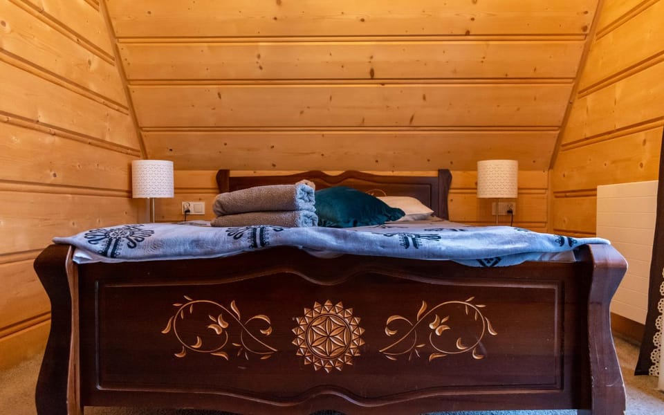 Bed, Living room, Photo of the whole room, Seating area, Bedroom