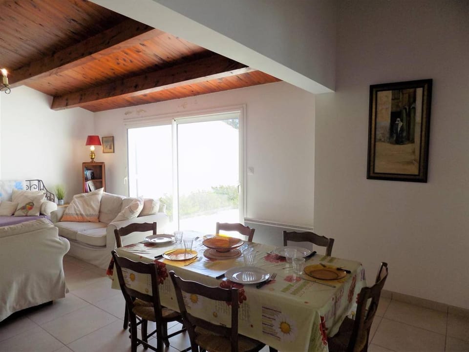 Living room, Seating area, Dining area, hair dresser
