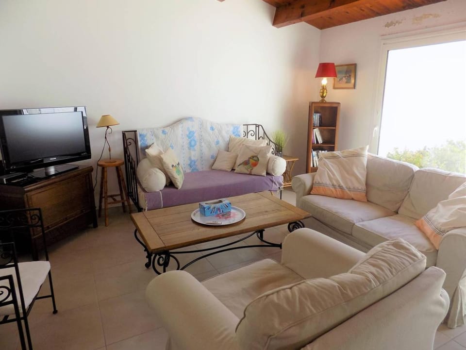 TV and multimedia, Living room, Seating area, hair dresser