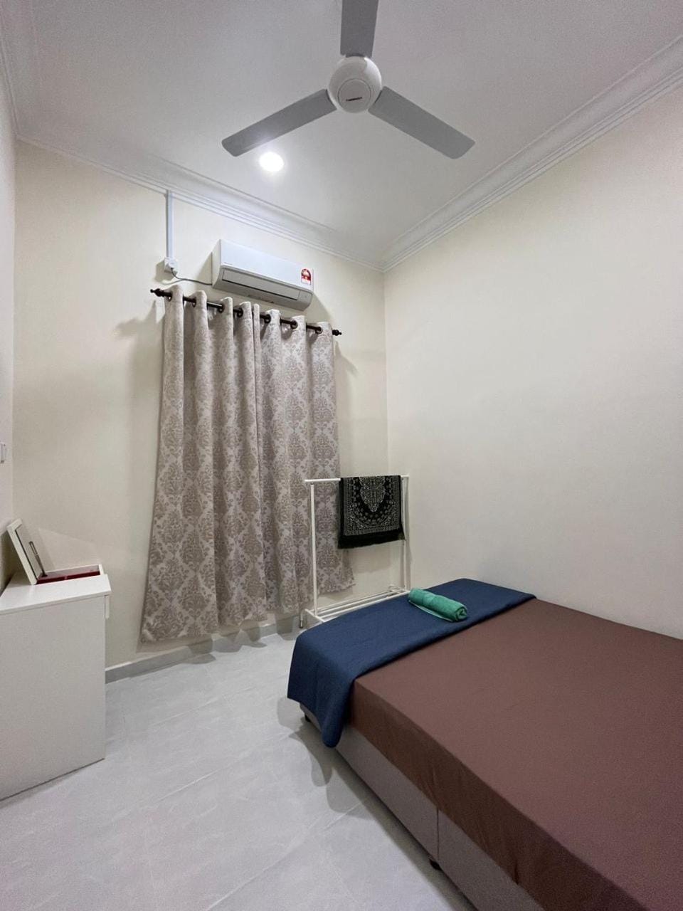 Photo of the whole room, Bedroom