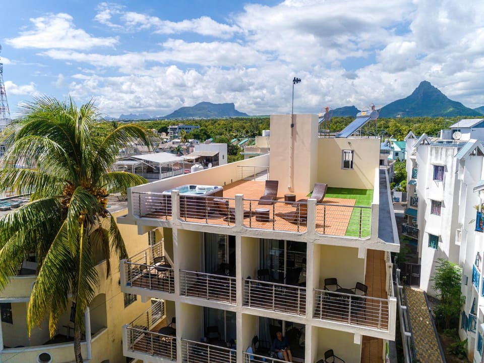 Property building, View (from property/room), Balcony/Terrace, City view, Landmark view, Mountain view