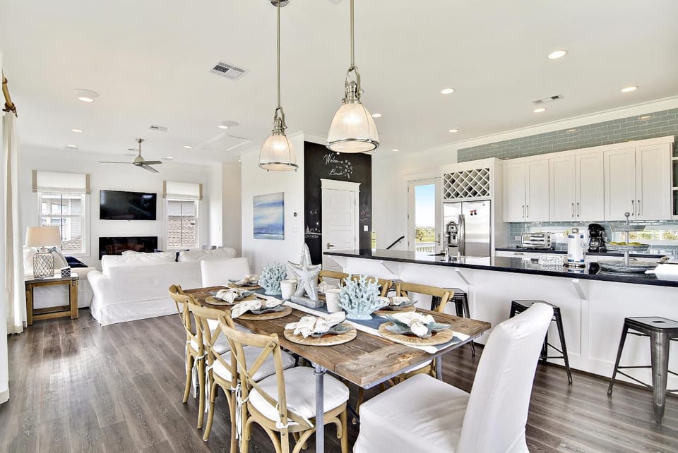 TV and multimedia, Kitchen or kitchenette, Living room, Dining area, fireplace, furniture