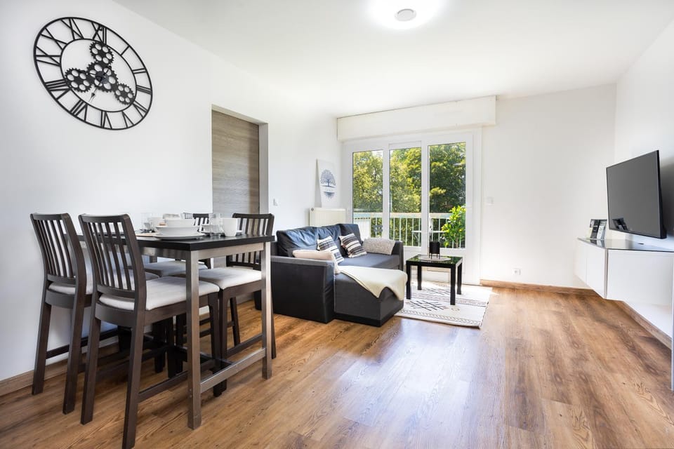 TV and multimedia, Balcony/Terrace, Living room, Seating area, Dining area