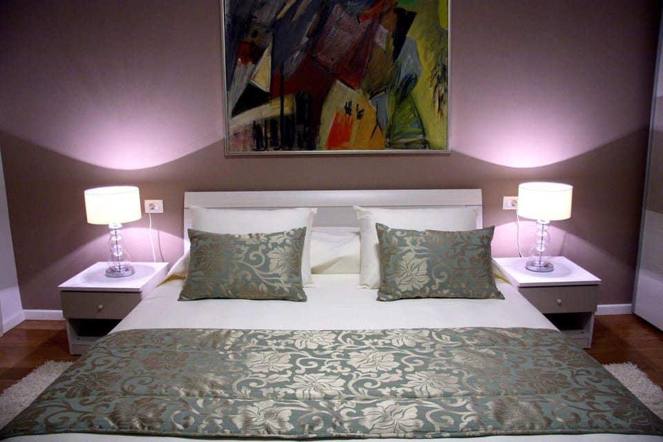 Photo of the whole room, Bedroom