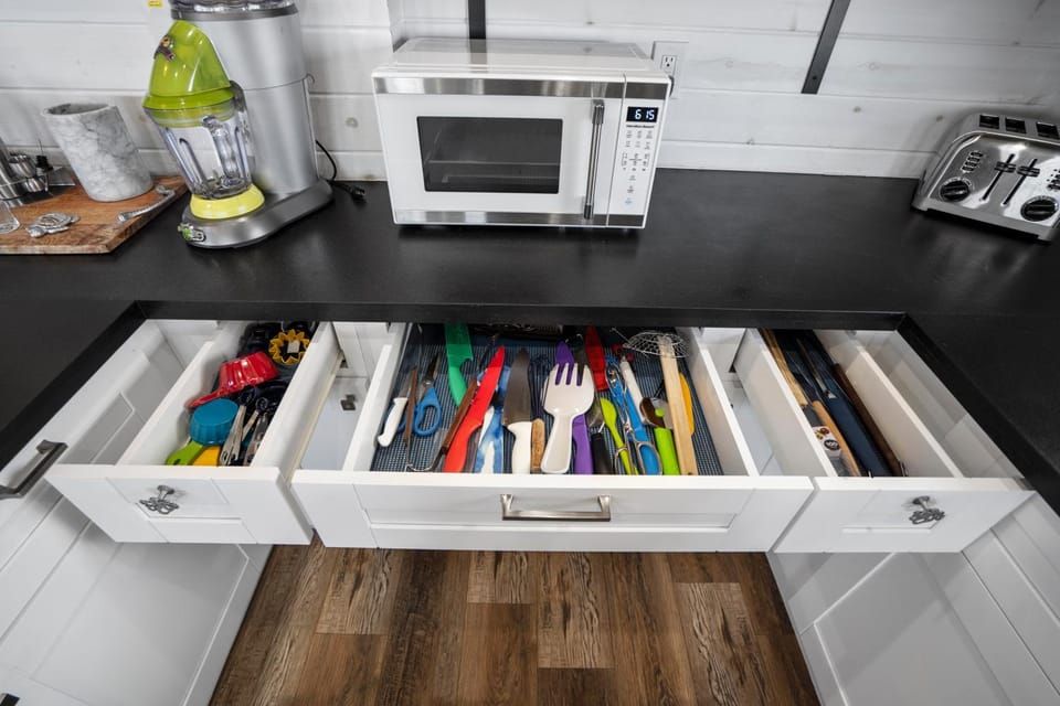 Kitchen or kitchenette, microwave, toaster, kitchen