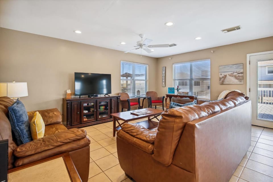 TV and multimedia, Living room, Seating area, furniture