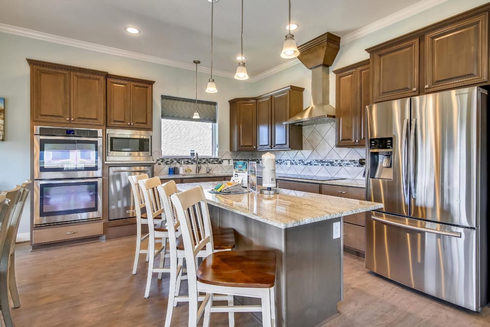 Kitchen or kitchenette, Seating area, microwave, oven, stove, kitchen