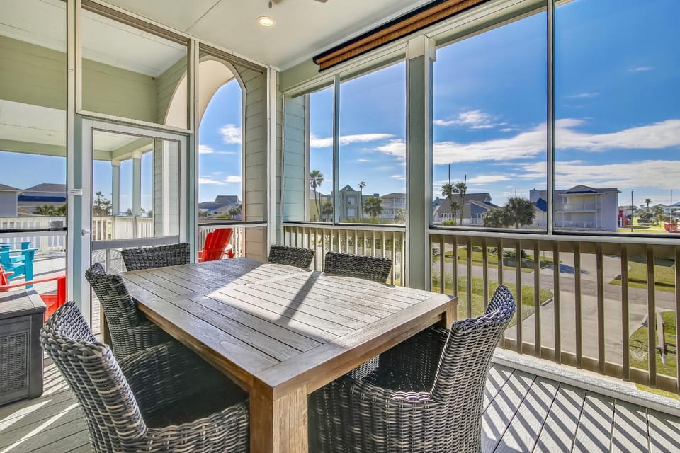 Patio, Seating area, Dining area, Street view