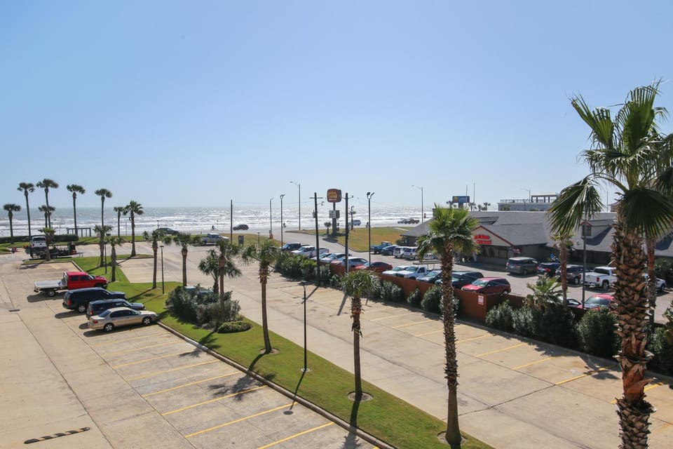 Restaurant/places to eat, Neighbourhood, Beach, Parking