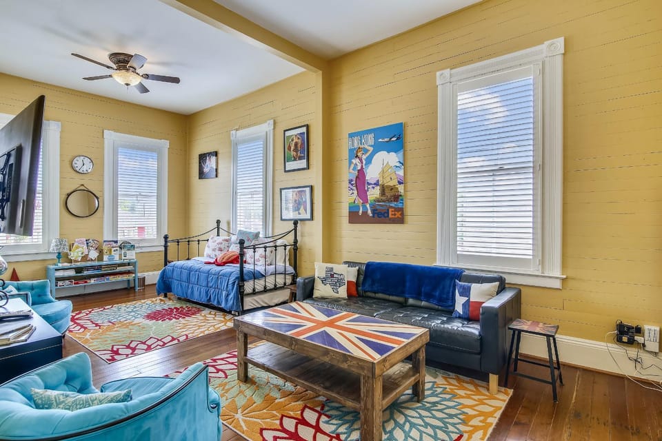 Bed, Living room, Seating area, Bedroom, furniture