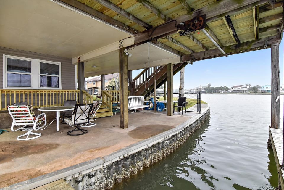 Patio, View (from property/room), Seating area, Lake view, River view