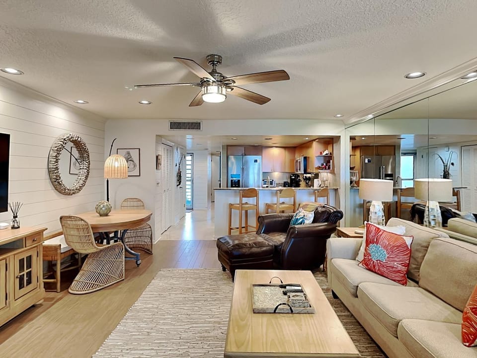 Kitchen or kitchenette, Living room, Seating area, Dining area, furniture