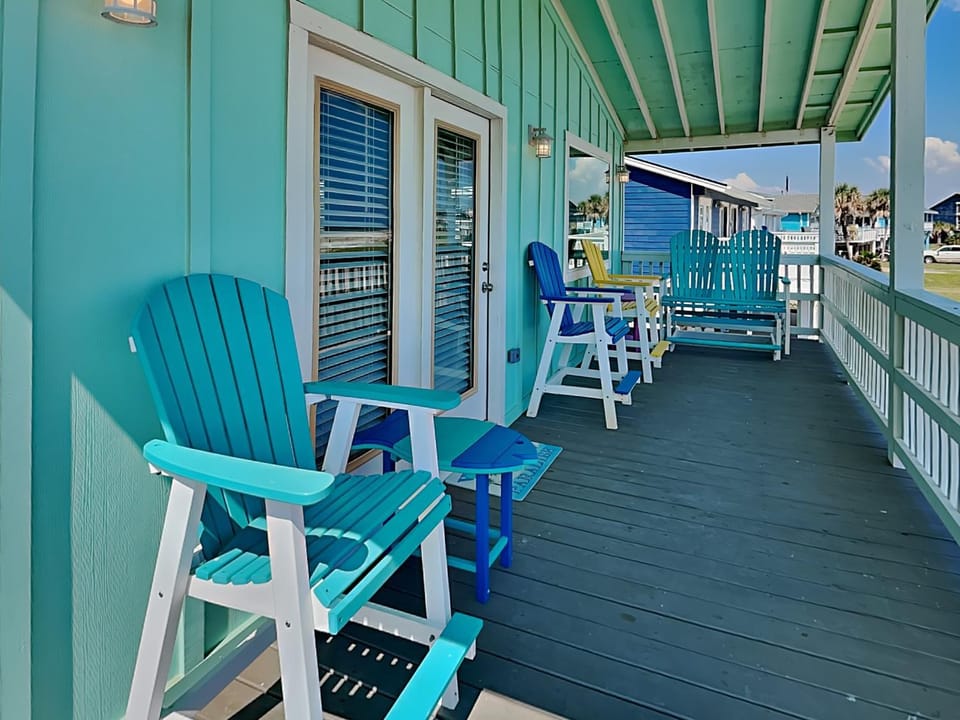Property building, Patio, Balcony/Terrace, Seating area, Area and facilities