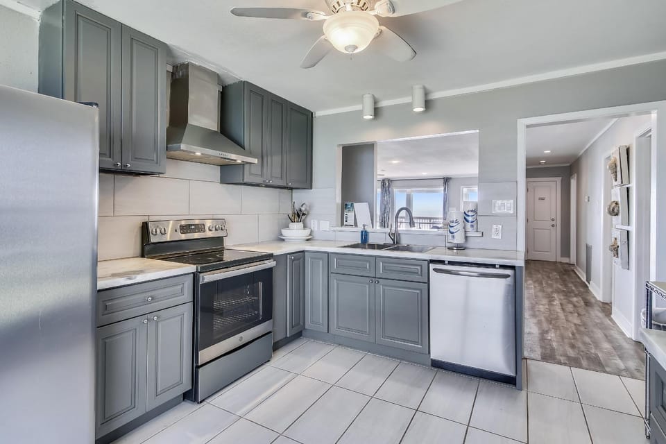 View (from property/room), Sea view, dishwasher, oven, stove, kitchen