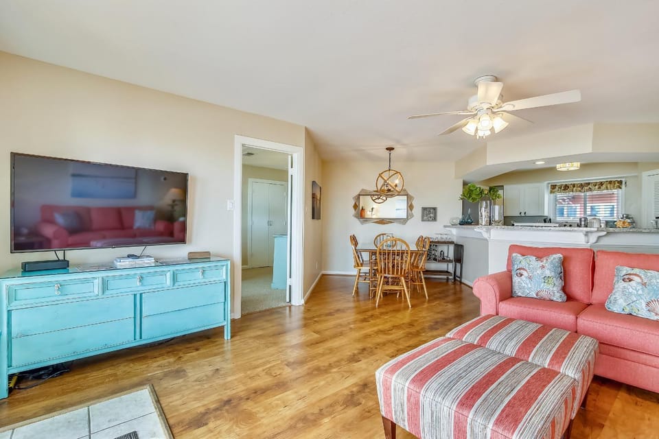 TV and multimedia, Kitchen or kitchenette, Living room, Dining area, furniture