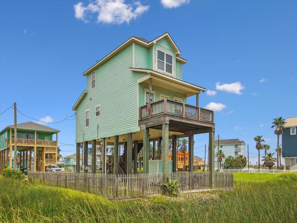 Sunny Beach Sandcastle Cottage House in Galveston Island
