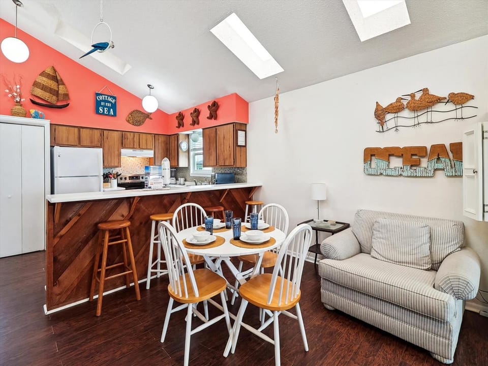 Kitchen or kitchenette, Living room, Seating area, Dining area, furniture
