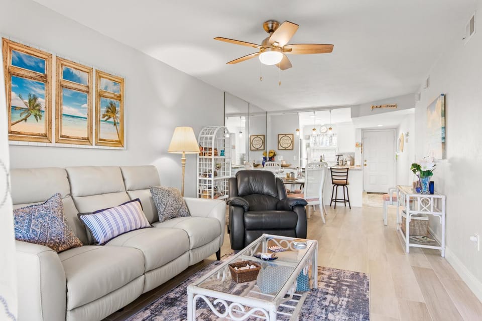 Living room, Seating area, furniture