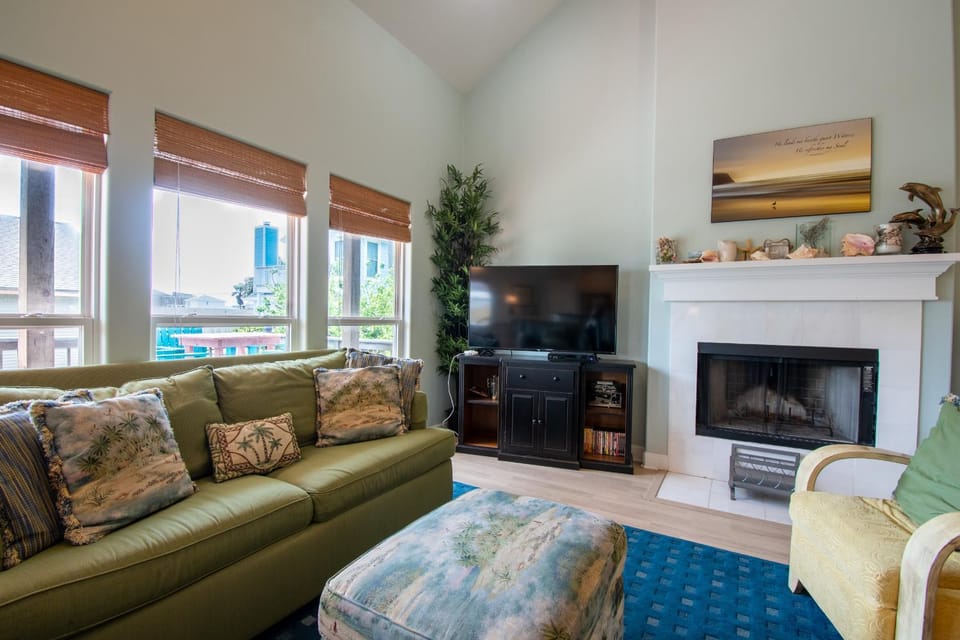 TV and multimedia, Living room, Seating area, fireplace, furniture