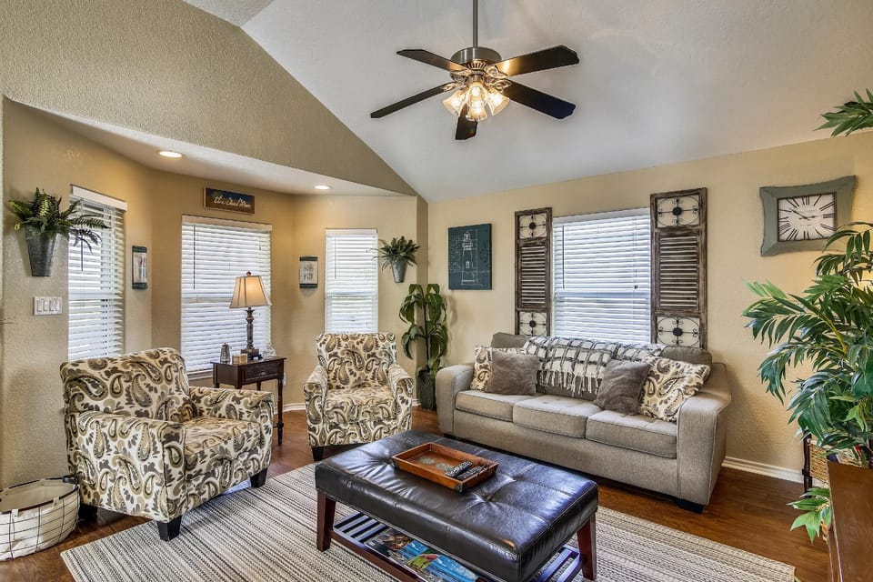 Living room, Seating area, furniture