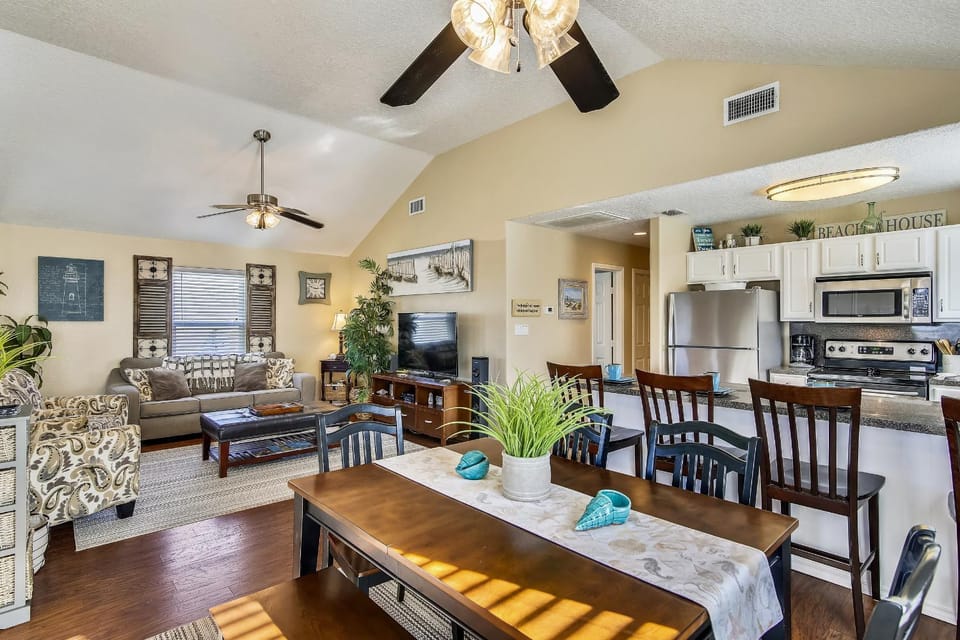 TV and multimedia, Kitchen or kitchenette, Living room, Seating area, Dining area, furniture, microwave, air conditioner