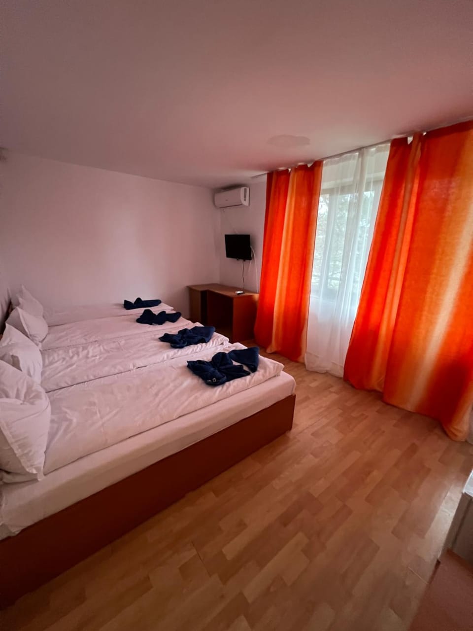 Bed, TV and multimedia, Photo of the whole room, Bedroom, towels