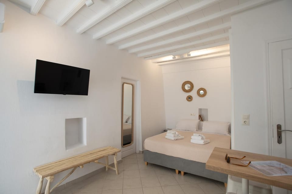 Bed, TV and multimedia, Photo of the whole room, Bedroom, towels