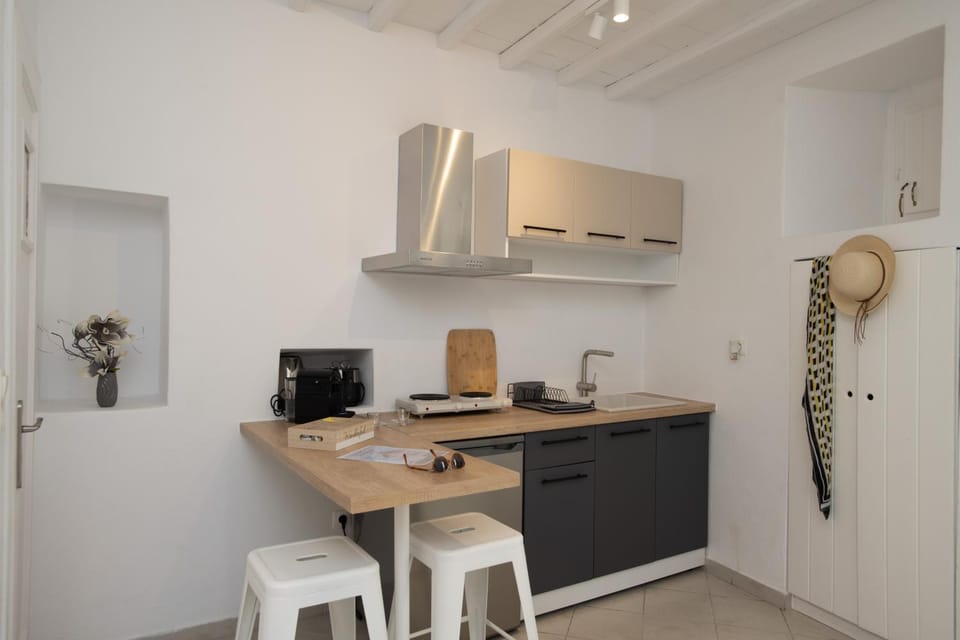 Kitchen or kitchenette, Dining area, stove, toaster