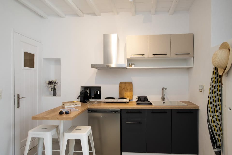 Coffee/tea facilities, Kitchen or kitchenette, stove, toaster