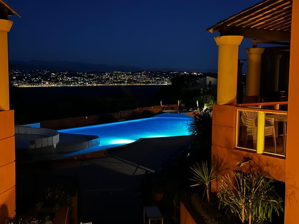 Vue mer et sur la baie de Cannes piscine 450m2 randonnée VTT au pied de l Esterel Manet Apartment in Mandelieu-La Napoule