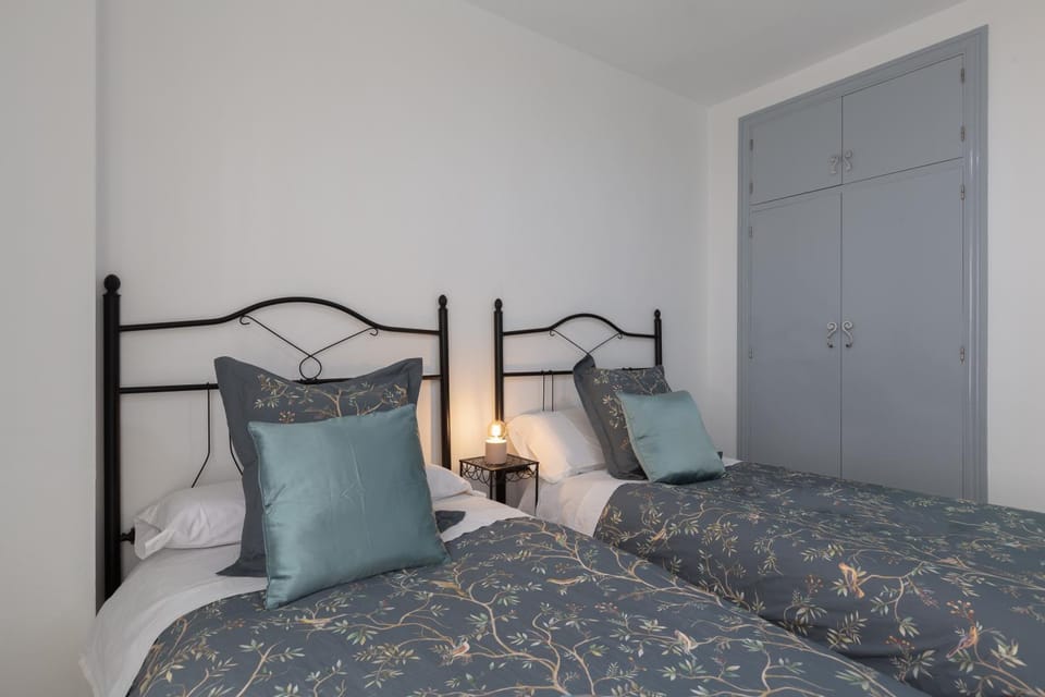 Bed, Photo of the whole room, Bedroom, internet, storage, wardrobe