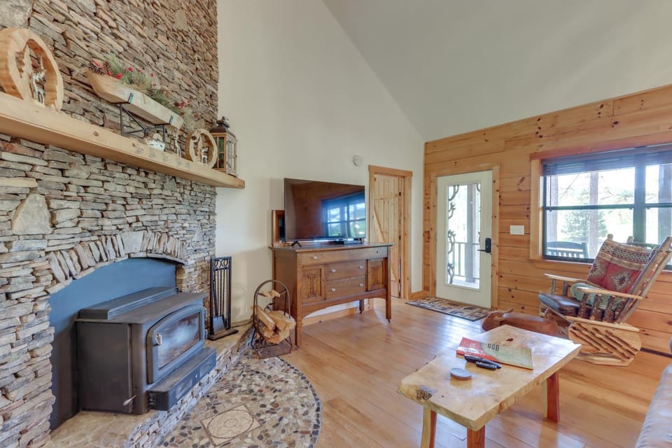 Blairsville ‘Cabin in the Pines’ 1 Mi to Lake Cabin in Union County