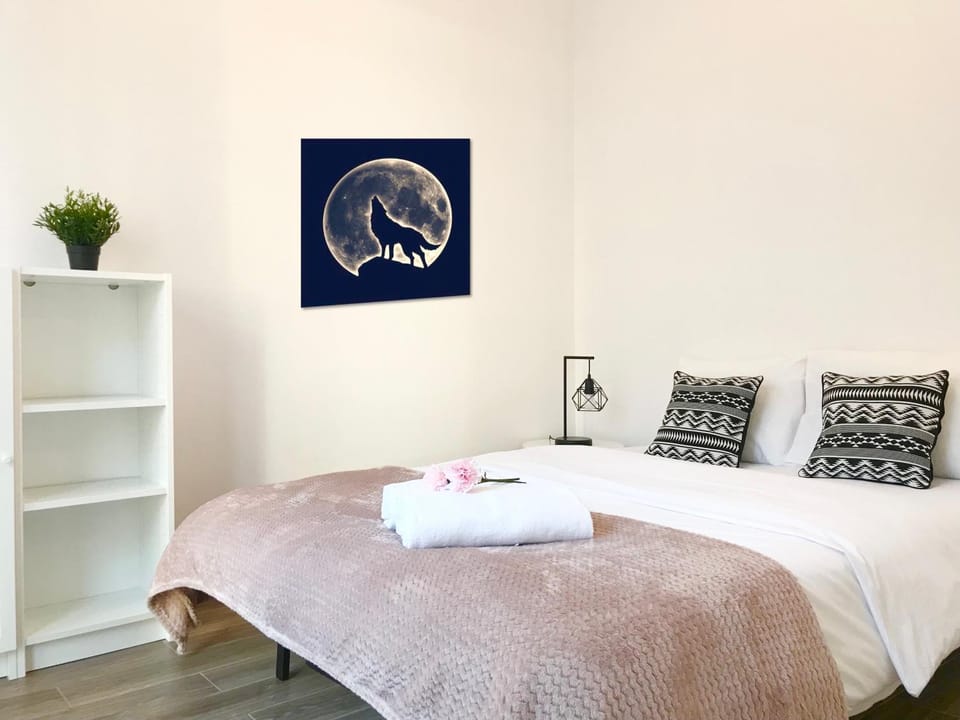 Bed, Photo of the whole room, Bedroom
