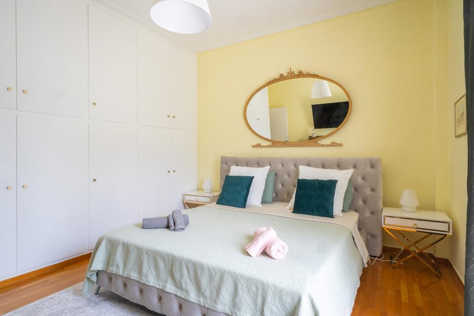 Bed, Photo of the whole room, Bedroom, towels