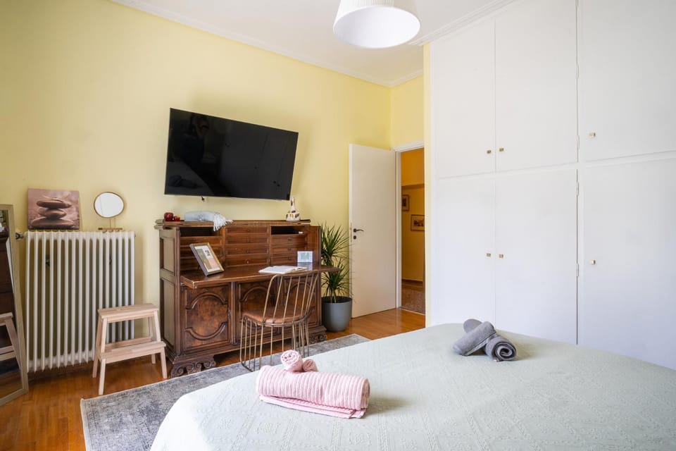 Bed, TV and multimedia, Photo of the whole room, Bedroom, towels
