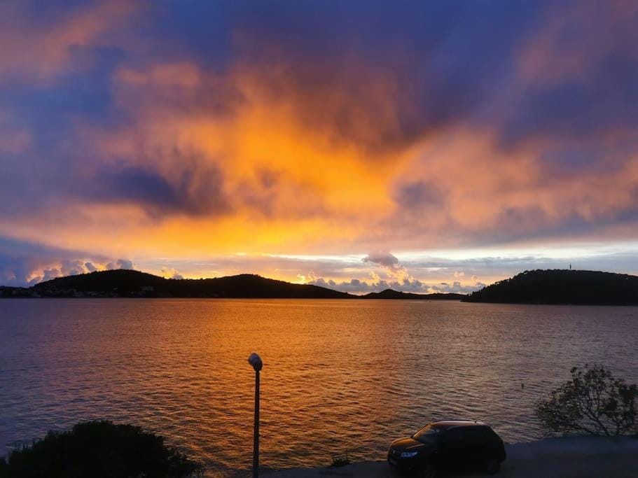 Beach front apartment with beautiful sunsets Apartment in Šibenik-Knin County, Croatia