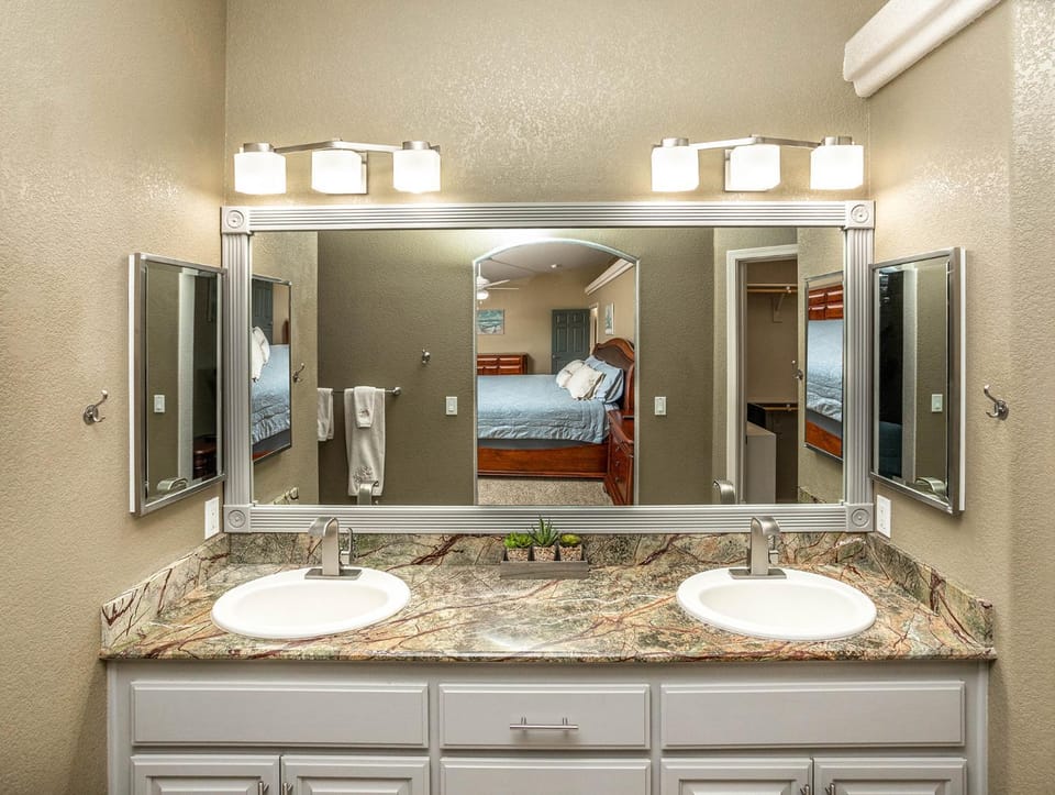 Cozy Lake Retreat Games, Pool Table House in Lake Havasu City