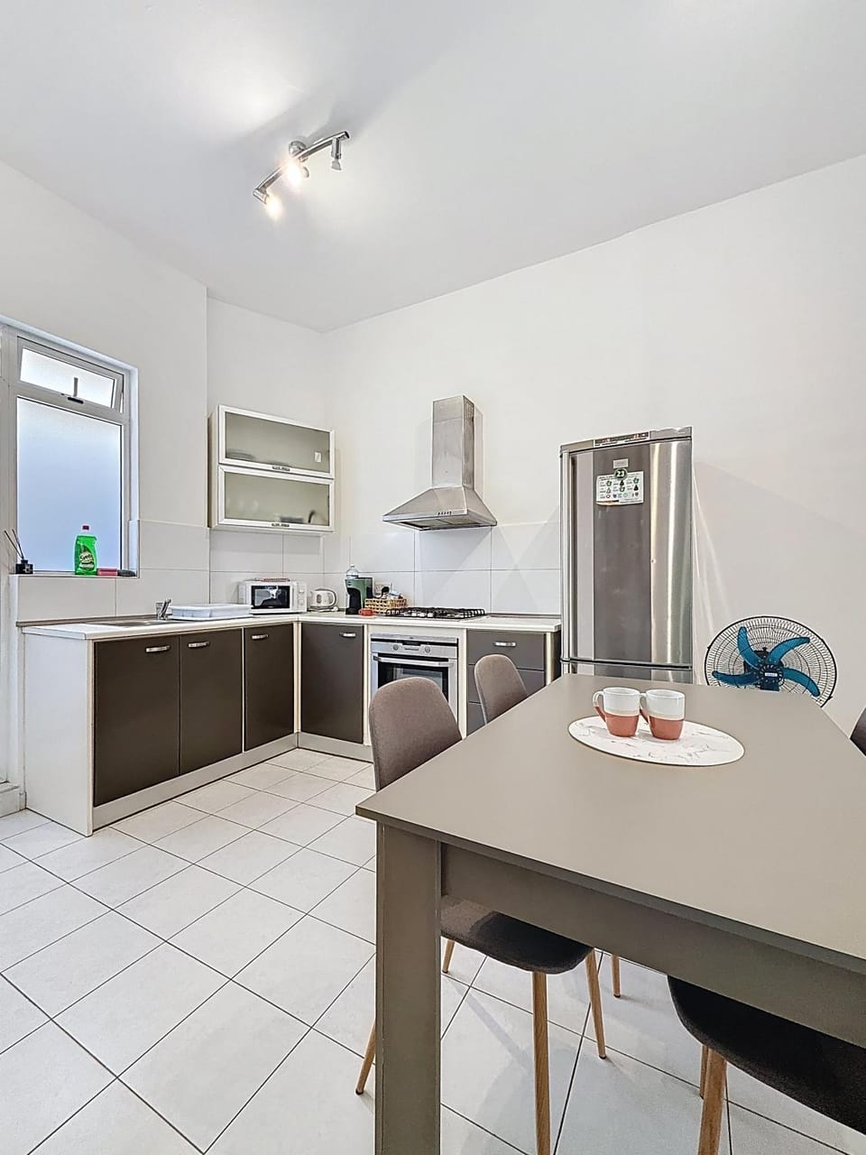 Kitchen or kitchenette, Dining area, oven