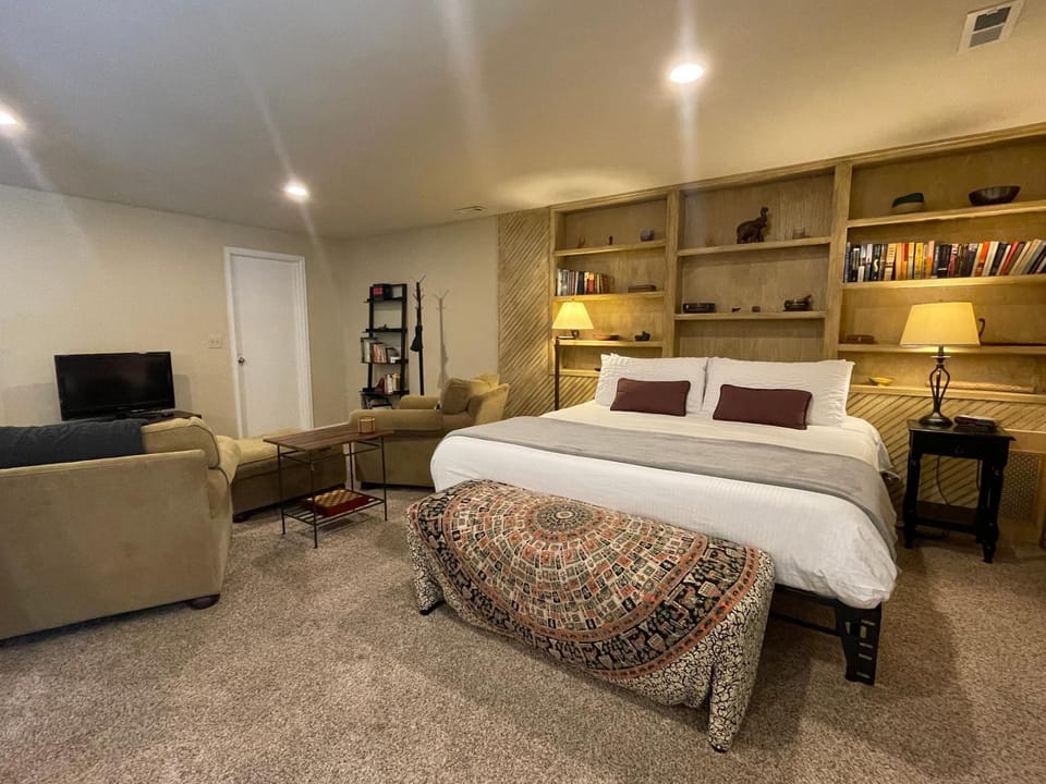 Couples Retreat with Hot Tub, Sauna and Steam Room Apartment in Fort Collins