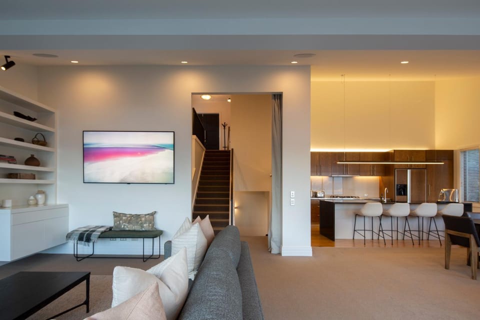 TV and multimedia, Kitchen or kitchenette, Living room, Seating area, Dining area