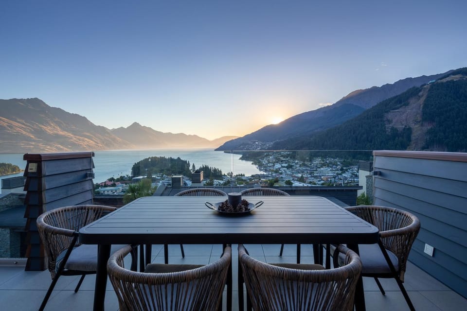 Balcony/Terrace, Lake view, Mountain view