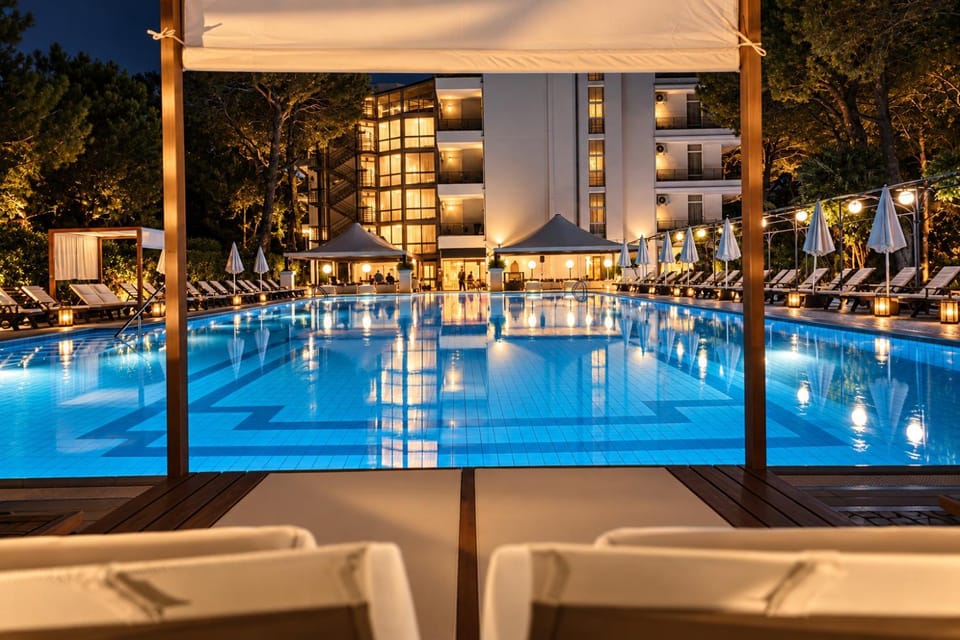 Property building, Restaurant/places to eat, Night, Balcony/Terrace, Pool view, Swimming pool, sunbed